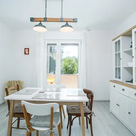 Uncle Albertʹs Apartment Trogir