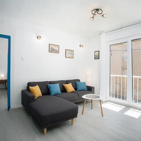 Uncle Albertʹs Apartman *