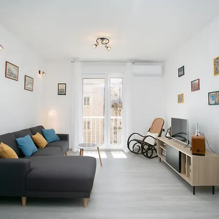 Uncle Albertʹs Apartman *