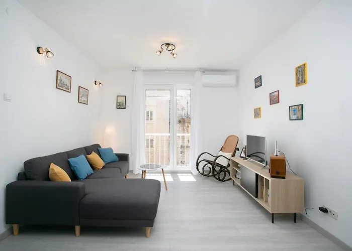 Uncle Albertʹs Apartman *